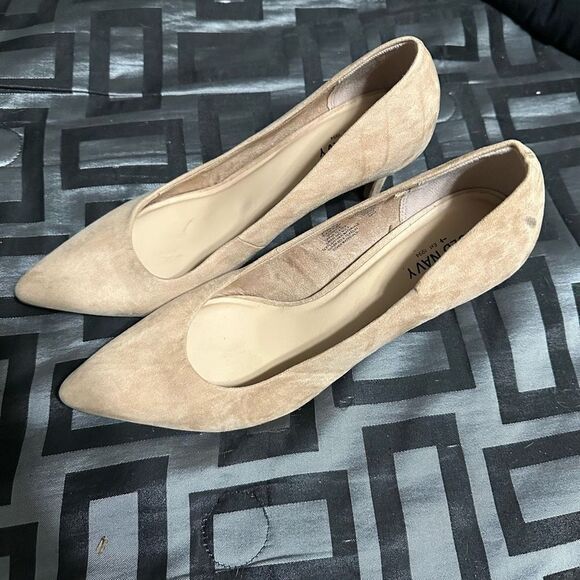OldNavy pointed tan Suede pump - Picture 1 of 11